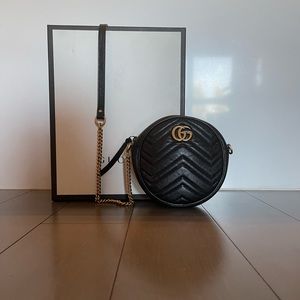 Round Gucci GG Marmont bag in black. Exterior is in impecable condition.